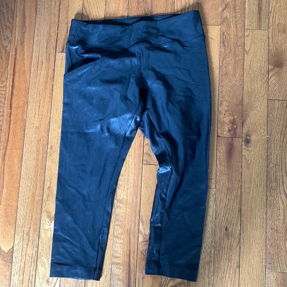 Black shiny Capri Koral leggings